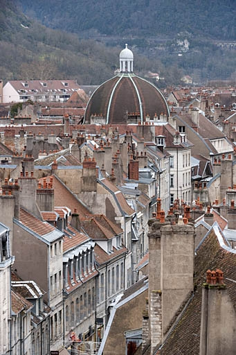 Vue de la rue des Granges avec le dôme de la chapelle des Dames de Battant depuis la grande roue installée, fin 2010, sur la place de la Révolution. © Jérôme Mongreville / Région Bourgogne-Franche-Comté, Inventaire du patrimoine - 2010