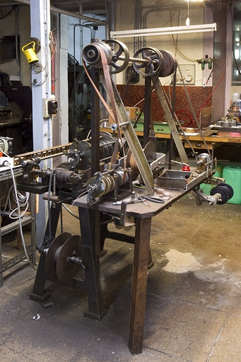 Vue d'ensemble de la face arrière, de trois quarts gauche. Le module de cordage avec les fils de nickel est au centre, avec à gauche celui de cordage avec fils de cuivre et à droite, au deuxième plan, celui du bobinage. © Yves Sancey / Région Bourgogne-Franche-Comté, Inventaire du patrimoine - 2010