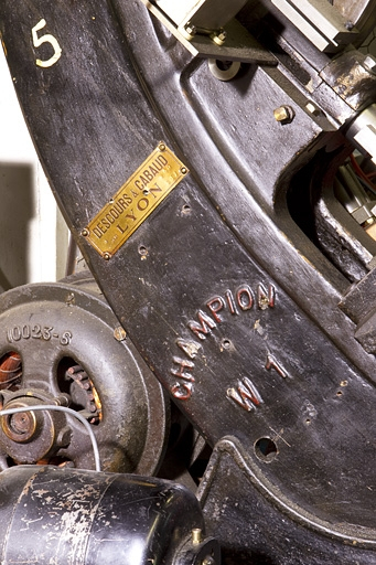 4e presse (Champion) : inscription donnant le nom du constructeur et plaque du marchand. © Yves Sancey / Région Bourgogne-Franche-Comté, Inventaire du patrimoine - 2010