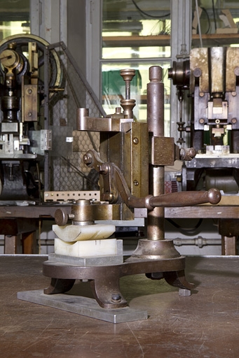 Machine à cintrer les faces, à coulisseau vertical. © Yves Sancey / Région Bourgogne-Franche-Comté, Inventaire du patrimoine - 2010