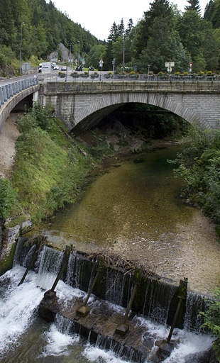 Pont des Douanes : vue d'ensemble, depuis la rive gauche en aval. © Yves Sancey / Région Bourgogne-Franche-Comté, Inventaire du patrimoine - 2010 Pont des Douanes : vue d'ensemble, depuis la rive gauche en aval. © Yves Sancey / Région Bourgogne-Franche-Comté, Inventaire du patrimoine - 2010