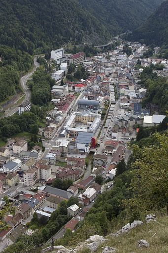 Vue d'ensemble plongeante sur le quartier de l'hôtel de ville, depuis le nord. © Yves Sancey / Région Bourgogne-Franche-Comté, Inventaire du patrimoine - 2010 Vue d'ensemble plongeante sur le quartier de l'hôtel de ville, depuis le nord. © Yves Sancey / Région Bourgogne-Franche-Comté, Inventaire du patrimoine - 2010
