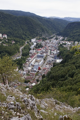 La vallée et le quartier de l'hôtel de ville, depuis le belvédère de la Roche au Dade, à l'ouest. © Yves Sancey / Région Bourgogne-Franche-Comté, Inventaire du patrimoine - 2010 La vallée et le quartier de l'hôtel de ville, depuis le belvédère de la Roche au Dade, à l'ouest. © Yves Sancey / Région Bourgogne-Franche-Comté, Inventaire du patrimoine - 2010