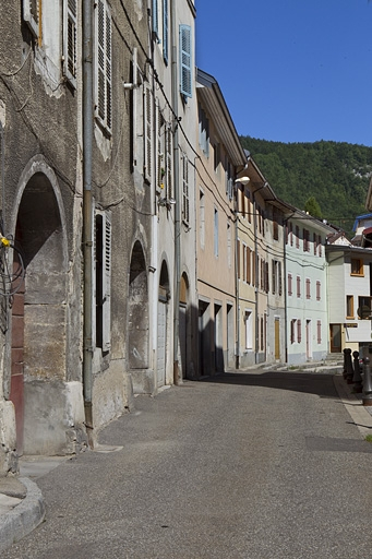 La rue Victor Hugo vers le n° 30. © Yves Sancey / Région Bourgogne-Franche-Comté, Inventaire du patrimoine - 2010 La rue Victor Hugo vers le n° 30. © Yves Sancey / Région Bourgogne-Franche-Comté, Inventaire du patrimoine - 2010
