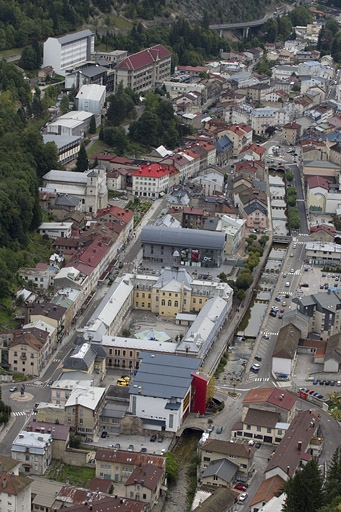 Vue d'ensemble plongeante sur les quartiers de l'hôtel de ville et de la place Henri Lissac, depuis le nord. © Yves Sancey / Région Bourgogne-Franche-Comté, Inventaire du patrimoine - 2010 Vue d'ensemble plongeante sur les quartiers de l'hôtel de ville et de la place Henri Lissac, depuis le nord. © Yves Sancey / Région Bourgogne-Franche-Comté, Inventaire du patrimoine - 2010