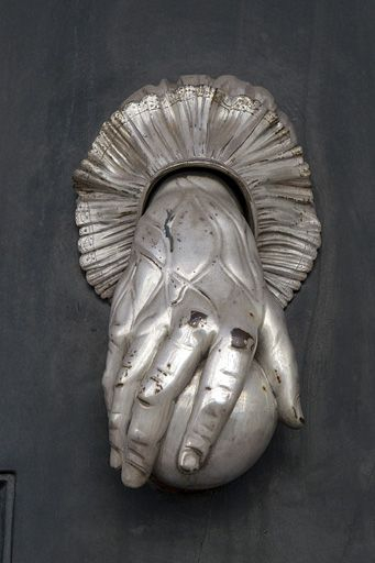 Logement patronal : heurtoir en forme de main. Selon une tradition familiale, ce heurtoir serait un moulage de la main de Pierre-Hyacinthe Lamy. © Yves Sancey / Région Bourgogne-Franche-Comté, Inventaire du patrimoine - 2010 Logement patronal : heurtoir en forme de main. Selon une tradition familiale, ce heurtoir serait un moulage de la main de Pierre-Hyacinthe Lamy. © Yves Sancey / Région Bourgogne-Franche-Comté, Inventaire du patrimoine - 2010