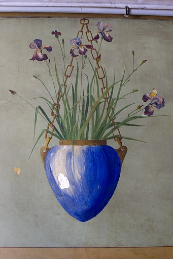 Fleurs (iris ?) dans un vase suspendu. © Yves Sancey / Région Bourgogne-Franche-Comté, Inventaire du patrimoine - 2010