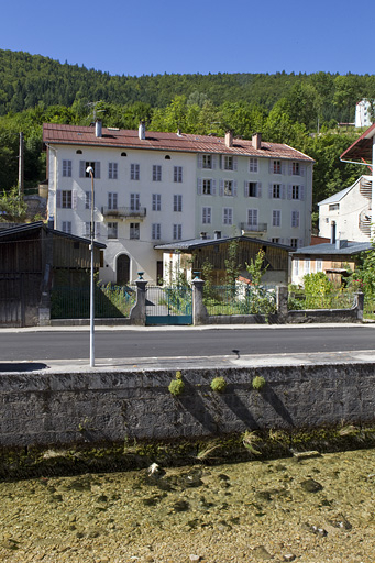 Vue d'ensemble, depuis l'est. Le n° 5 rue Pasteur est à gauche (et le n° 3 à droite). © Yves Sancey / Région Bourgogne-Franche-Comté, Inventaire du patrimoine - 2010