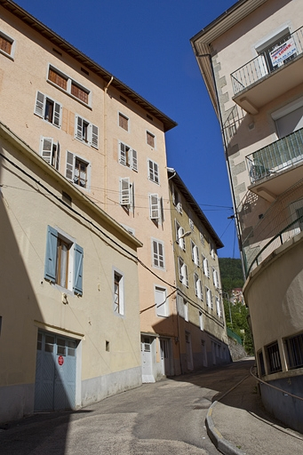 La rue Etienne Dolet, au départ de la place Henri Lissac. © Yves Sancey / Région Bourgogne-Franche-Comté, Inventaire du patrimoine - 2010 La rue Etienne Dolet, au départ de la place Henri Lissac. © Yves Sancey / Région Bourgogne-Franche-Comté, Inventaire du patrimoine - 2010