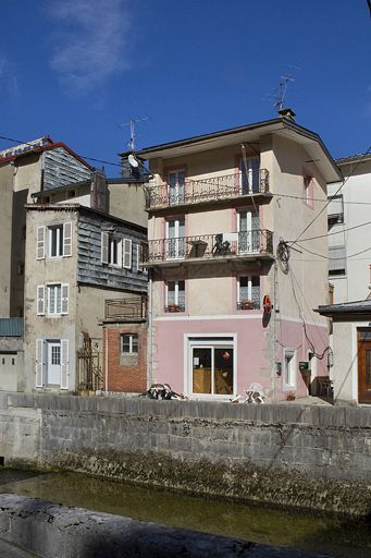 Maisons (19e siècle) aux n° 10 à 14 Petit Quai. Maisons (AI 44 à 48). © Yves Sancey / Région Bourgogne-Franche-Comté, Inventaire du patrimoine - 2010