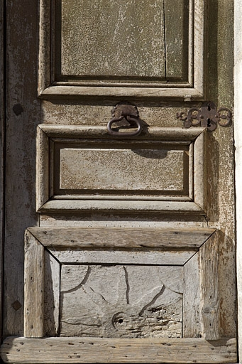 Porte principale sur la rue Merlin : détail du vantail. © Yves Sancey / Région Bourgogne-Franche-Comté, Inventaire du patrimoine - 2010