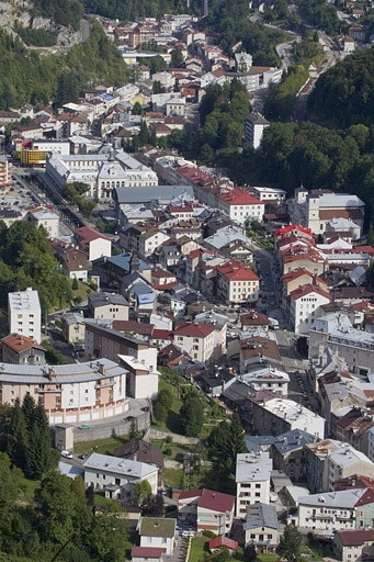 Vue d'ensemble plongeante sur la ville, depuis le belvédère du Béchet au sud. © Yves Sancey / Région Bourgogne-Franche-Comté, Inventaire du patrimoine - 2010 Vue d'ensemble plongeante sur la ville, depuis le belvédère du Béchet au sud. © Yves Sancey / Région Bourgogne-Franche-Comté, Inventaire du patrimoine - 2010