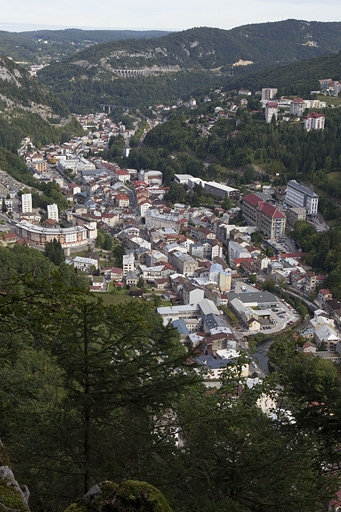 La vallée, depuis le belvédère du Béchet, au sud. © Yves Sancey / Région Bourgogne-Franche-Comté, Inventaire du patrimoine - 2010 La vallée, depuis le belvédère du Béchet, au sud. © Yves Sancey / Région Bourgogne-Franche-Comté, Inventaire du patrimoine - 2010