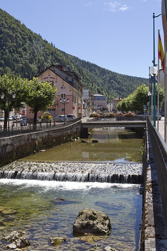 La Bienne au niveau de la place Jean Jaurès. © Yves Sancey / Région Bourgogne-Franche-Comté, Inventaire du patrimoine - 2010 La Bienne au niveau de la place Jean Jaurès. © Yves Sancey / Région Bourgogne-Franche-Comté, Inventaire du patrimoine - 2010