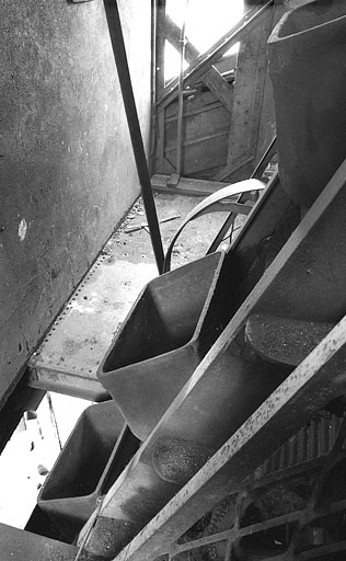 Détail du chargeur à godets du grand cubilot. © Rémi Hamelin / Région Bourgogne-Franche-Comté, Inventaire du patrimoine - 2010