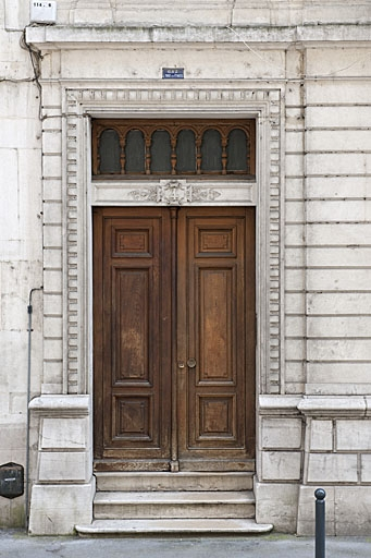 Façade antérieure : détail de la porte d'entrée. © Jérôme Mongreville / Région Bourgogne-Franche-Comté, Inventaire du patrimoine - 2011