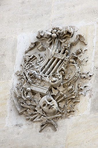 Façade antérieure : détail de l'amas d'objets avec des instruments de musique. © Jérôme Mongreville / Région Bourgogne-Franche-Comté, Inventaire du patrimoine - 2011