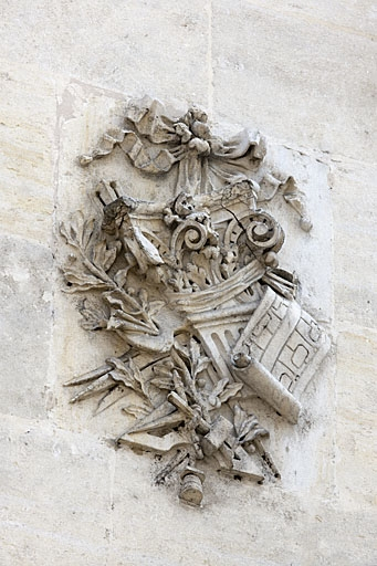 Façade antérieure : détail de l'amas d'objets représentant le métier d'architecte. © Jérôme Mongreville / Région Bourgogne-Franche-Comté, Inventaire du patrimoine - 2011