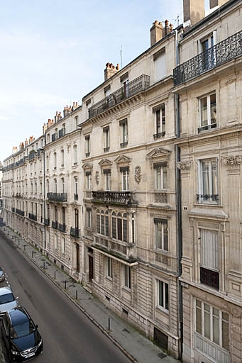 Vue d'ensemble de l'immeuble de trois quarts droit. © Jérôme Mongreville / Région Bourgogne-Franche-Comté, Inventaire du patrimoine - 2011