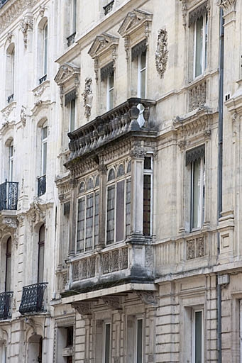 Façade antérieure : détail du bow-window de trois quarts droit. © Jérôme Mongreville / Région Bourgogne-Franche-Comté, Inventaire du patrimoine - 2011