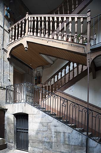 Vue d'ensemble de l'escalier à cage ouverte de trois quarts droit. © Jérôme Mongreville / Région Bourgogne-Franche-Comté, Inventaire du patrimoine - 2011