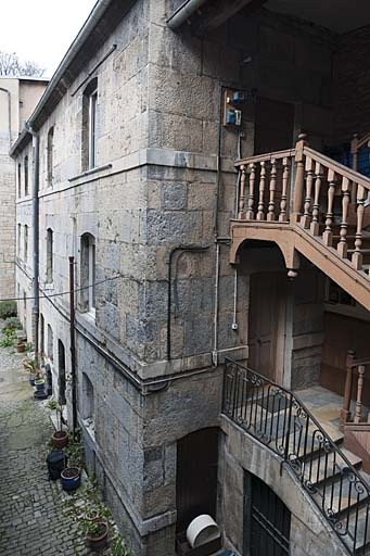 Vue d'ensemble de l'escalier à cage ouverte et du premier logis secondaire de trois quarts droit. © Jérôme Mongreville / Région Bourgogne-Franche-Comté, Inventaire du patrimoine - 2011