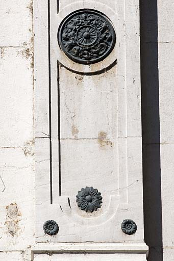 Façade sur rue : détail du décor d'un pilastre du premier étage. © Jérôme Mongreville / Région Bourgogne-Franche-Comté, Inventaire du patrimoine - 2011