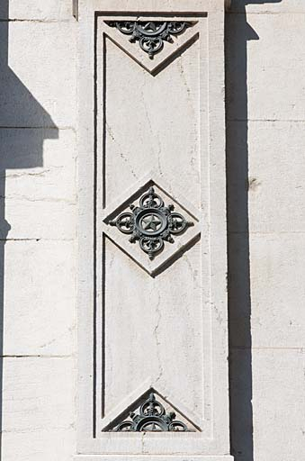 Façade sur rue : détail du décor d'un pilastre du deuxième étage. © Jérôme Mongreville / Région Bourgogne-Franche-Comté, Inventaire du patrimoine - 2011