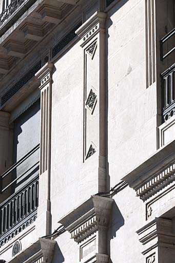 Façade sur rue : détail du décor d'un montant de fenêtre et d'un pilastre du deuxième étage. © Jérôme Mongreville / Région Bourgogne-Franche-Comté, Inventaire du patrimoine - 2011