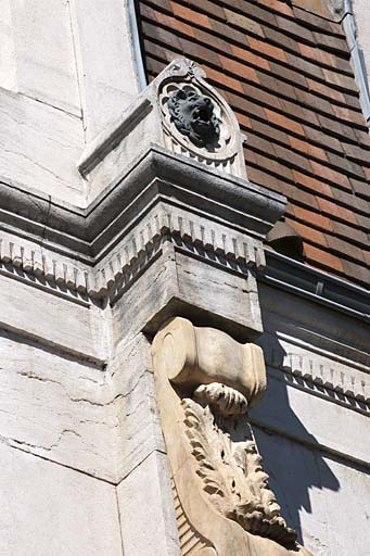 Façade sur rue : détail de la tête de lion à gauche de la baie centrale du comble. © Jérôme Mongreville / Région Bourgogne-Franche-Comté, Inventaire du patrimoine - 2011