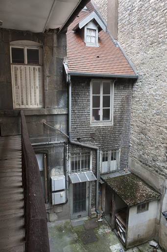 Façade sur cour du logis principal depuis l'escalier, avec la façade de la maison voisine couverte en tavaillons. © Jérôme Mongreville / Région Bourgogne-Franche-Comté, Inventaire du patrimoine - 2011