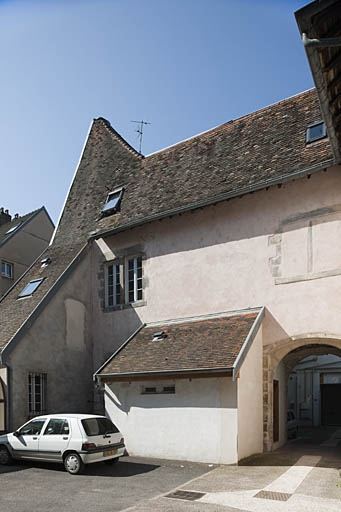 Façade postérieure du logis principal, partie gauche. © Jérôme Mongreville / Région Bourgogne-Franche-Comté, Inventaire du patrimoine - 2011