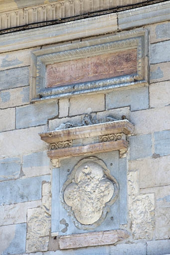 Façade sur rue : détail rapproché des décors au-dessus de la porte cochère. © Jérôme Mongreville / Région Bourgogne-Franche-Comté, Inventaire du patrimoine - 2011