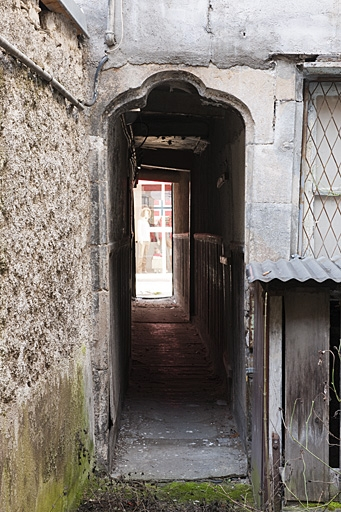 Façade postérieure du logis principal : détail de l'entrée du couloir. © Jérôme Mongreville / Région Bourgogne-Franche-Comté, Inventaire du patrimoine - 2011