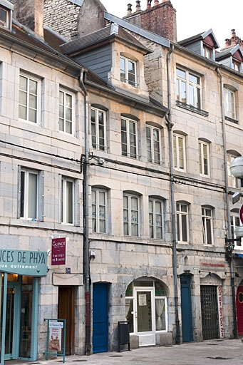 Logis principal, façade sur rue : de trois quarts gauche. © Jérôme Mongreville / Région Bourgogne-Franche-Comté, Inventaire du patrimoine - 2011