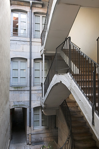 Escalier à cage ouverte situé dans la première cour : vue des volées supérieures. © Jérôme Mongreville / Région Bourgogne-Franche-Comté, Inventaire du patrimoine - 2011