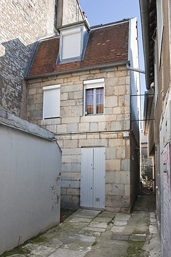 Vue du logis secondaire gauche situé dans la deuxième cour. © Jérôme Mongreville / Région Bourgogne-Franche-Comté, Inventaire du patrimoine - 2011