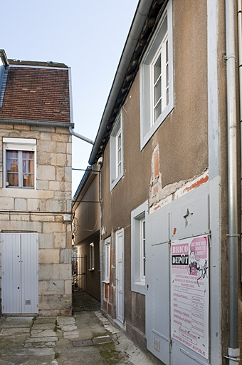 Vue des logis secondaires droit et gauche situés dans la deuxième cour. © Jérôme Mongreville / Région Bourgogne-Franche-Comté, Inventaire du patrimoine - 2011