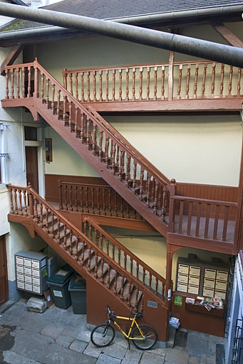 Vue d'ensemble de l'escalier à cage ouverte situé à droite dans la première cour. © Jérôme Mongreville / Région Bourgogne-Franche-Comté, Inventaire du patrimoine - 2011