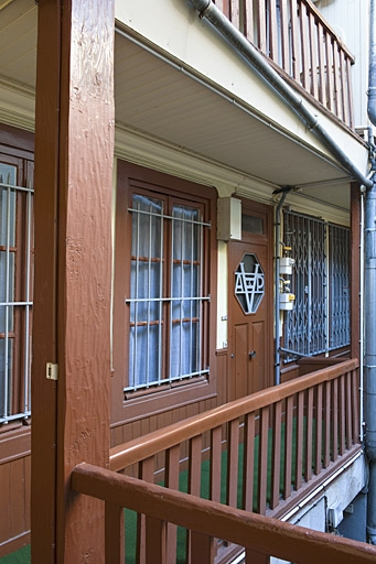 Façade postérieure du logis principal : détail d'une coursière. © Jérôme Mongreville / Région Bourgogne-Franche-Comté, Inventaire du patrimoine - 2011