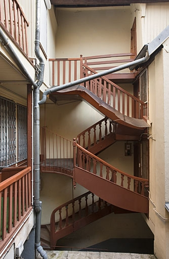 Escalier à cage ouverte à gauche dans la première cour : vue d'ensemble. © Jérôme Mongreville / Région Bourgogne-Franche-Comté, Inventaire du patrimoine - 2011