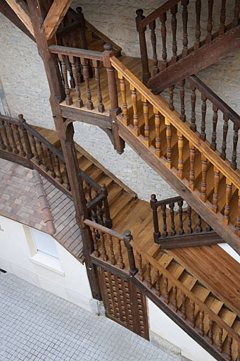 Vue d'ensemble, en plongée, de l'escalier à cage ouverte situé dans la première cour. © Jérôme Mongreville / Région Bourgogne-Franche-Comté, Inventaire du patrimoine - 2011