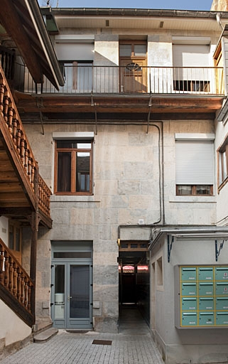 Logis principal : vue d'ensemble de la façade postérieure. © Jérôme Mongreville / Région Bourgogne-Franche-Comté, Inventaire du patrimoine - 2011