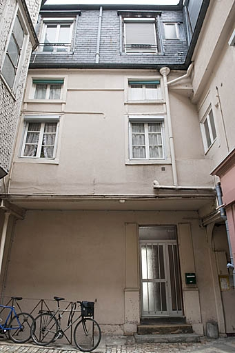 Logis principal : façade située au fond de la première cour. © Jérôme Mongreville / Région Bourgogne-Franche-Comté, Inventaire du patrimoine - 2011