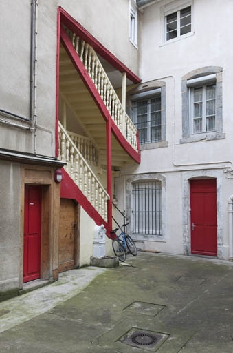 Premier logis secondaire : détail de l'escalier à cage ouverte situé à gauche de la première cour. © Jérôme Mongreville / Région Bourgogne-Franche-Comté, Inventaire du patrimoine - 2011