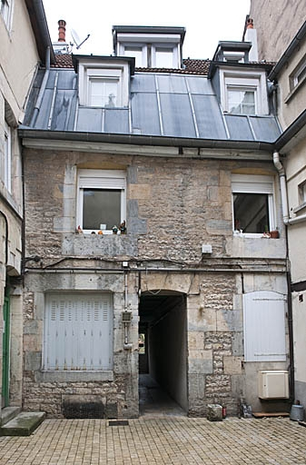 Deuxième logis secondaire : façade donnant sur la deuxième cour. © Jérôme Mongreville / Région Bourgogne-Franche-Comté, Inventaire du patrimoine - 2011