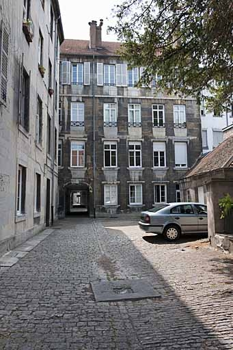Vue d'ensemble de la façade postérieure du premier logis secondaire donnant sur la deuxième cour. © Jérôme Mongreville / Région Bourgogne-Franche-Comté, Inventaire du patrimoine - 2011