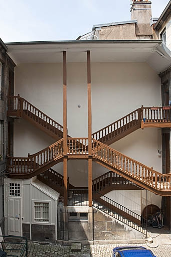 Vue d'ensemble de l'escalier à cage ouverte à gauche de la première cour, de face. © Jérôme Mongreville / Région Bourgogne-Franche-Comté, Inventaire du patrimoine - 2011