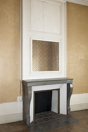 Logis au fond de la deuxième cour : détail d'une cheminée. © Jérôme Mongreville / Région Bourgogne-Franche-Comté, Inventaire du patrimoine - 2011