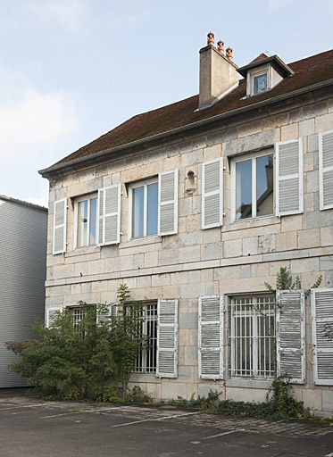 Logis au fond de la deuxième cour : partie gauche. © Jérôme Mongreville / Région Bourgogne-Franche-Comté, Inventaire du patrimoine - 2011